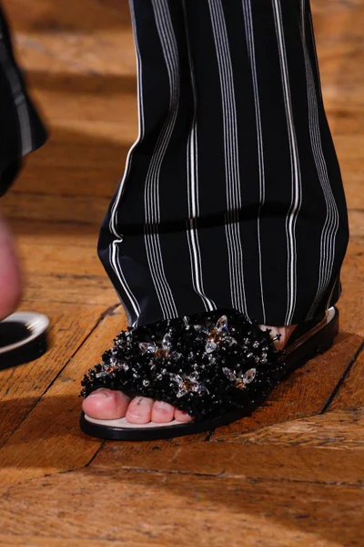 Look 100
